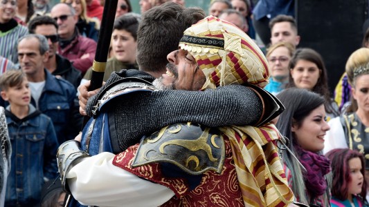 Abrazo fraternal entre los capitanes moro y cristiano en las Fiestas de Moros y Cristianos de Benamaurel. Foto: Sandra Trabalón Navarro