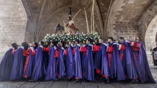Jesús en la Borriquilla el Domingo de Ramos pasando por el Arco de Santa Maria en la Semana Santa de Burgos