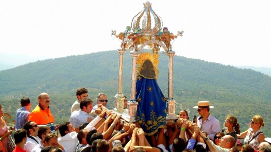 Reina de los Ángeles mirando hacia su pueblo de Alájar durante la procesión de la romería del 8 de septiembre