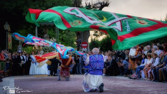 Ruedos de banderas en las Fiestas Patronales de Moros y Cristianos de Caudete. Fotografía: Daniel García