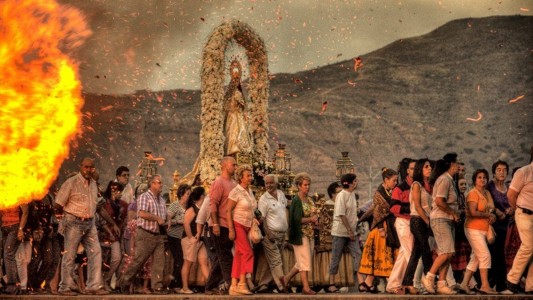 Procesión del Fuego portando la imagen de la Virgen de Peñahora en Humanes