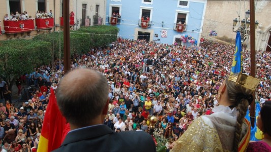 Miles de personas se dan cita en la Plaza de Santiago para escuchar el pregón con el que da comienzo las Fiestas de Moros y Cristianos de Villena