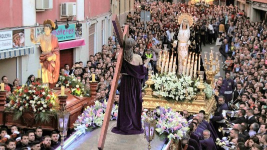 'Abrazo de la Morquera' el Viernes Santo en Crevillent. Foto: Vicente López / Diario Información