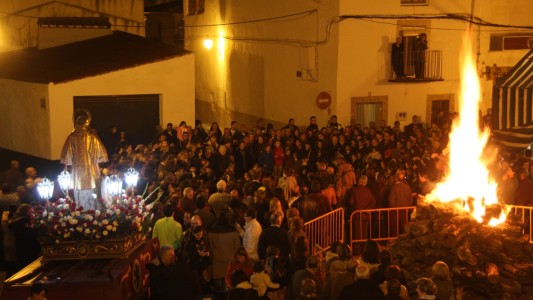 La hoguera arde en presencia de la imagen de San Vicente Mártir en San Vicente de Alcántara