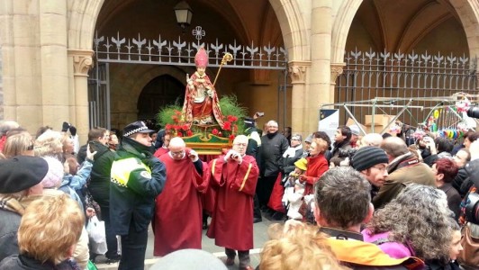 La imagen de San Blas procesiona por las calles de Pamplona