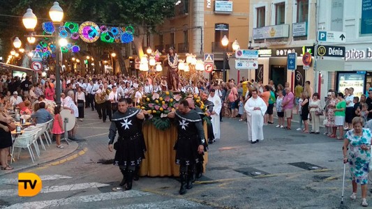 La imagen de San Roque es procesionada por las calles de Dénia el día 16 de Agosto. Foto: TV Dénia