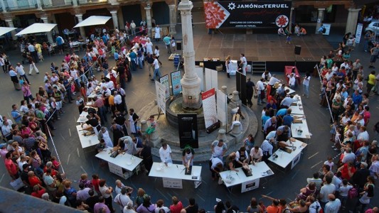 Exhibición de cortadores de jamón en las Ferias del Jamón. Foto: jamondeteruel.com.