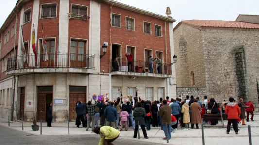 A las 3 de la tarde ante el Ayuntamiento comienzan 'a correr las castañas'. Foto: arrabaldeportillo.blogspot.com