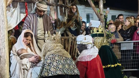 Adoración de los Reyes Magos al Niño Jesús. Foto: Asociación Cabalgata Higuera de la Sierra