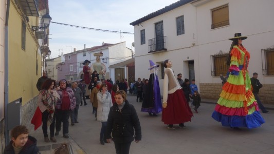 El pasacalles de los Gigantes abren las Fiestas de Invierno de La Puebla de Híjar. Foto: gigantespuebladehijar.blogspot.com