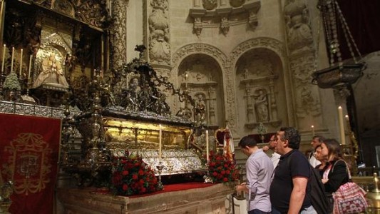 Sevillan@s honrando al Santo Patrón. Foto: Rocío Ruiz / ABC Sevilla