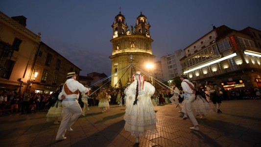 Danza gremial de cintas del siglo XVIII en la plaza de la Peregrina