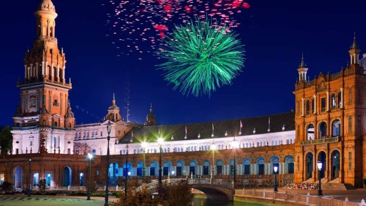 Fuegos artificiales en la Plaza de España en Sevilla celebrando el Día de Andalucía