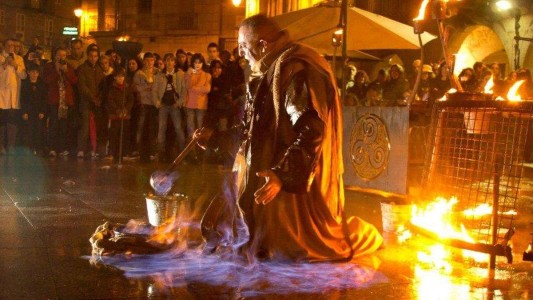La recreación de leyendas y ritos relacionados con la brujería marca la 'Noite Meiga' de Ribadavia. Foto: paxinasgalegas.es