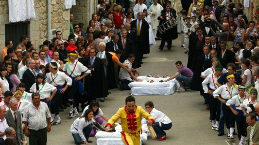 Castrillo de Murcia cumple con la tradición y protege a los niños del mal. Foto: elcorreodeburgos.elmundo.es