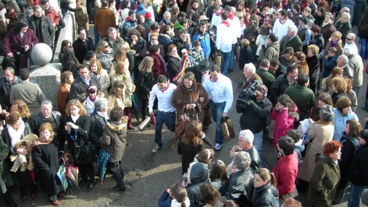 Los forasteros son 'corridos' en la Fiesta de la Vaca de San Pablo de los Montes. Foto: montesdetoledo.net