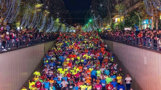 Multitud de deportistas corren en las calles jienense vestidas de Navidad. Foto: Yav Juros