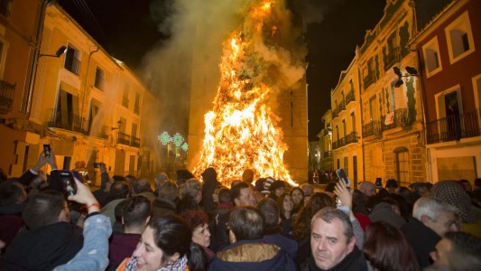 En Canals la noche de la víspera de Sant Antoni Abat arde la tradicional hoguera. Foto: levante-emv.com