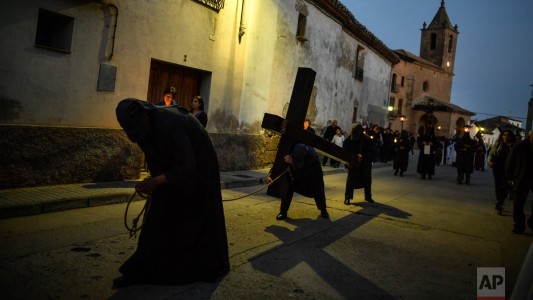 El 'Ensogado' recorre, en la tarde del Jueves Santo, el casco antiguo de Siétamo. Foto: AP/Álvaro Barrientos
