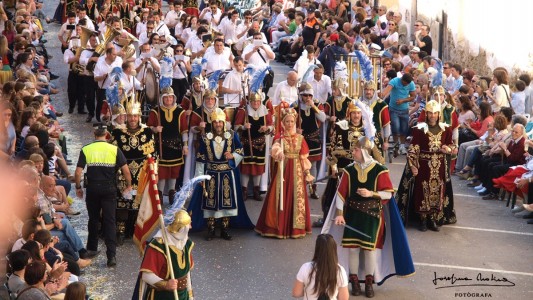 Siete comparsas recrean la reconquista de Biar en las Fiestas de Moros y Cristianos. Foto: Josefina Molina